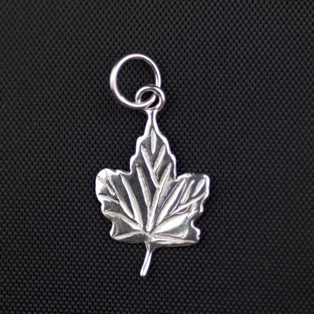 Sterling Silver Detailed Maple Leaf Charm (19mm x 14mm x 1mm)